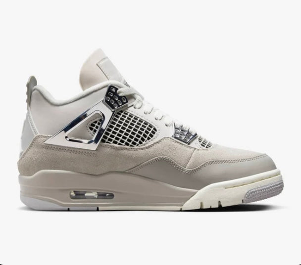 AIR JORDAN
Air Jordan 4 Retro Frozen Moments